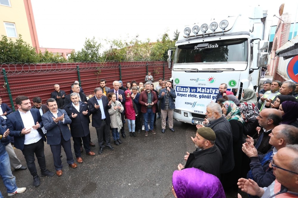 Kepez’in yardım tırı dualarla yola çıktı 