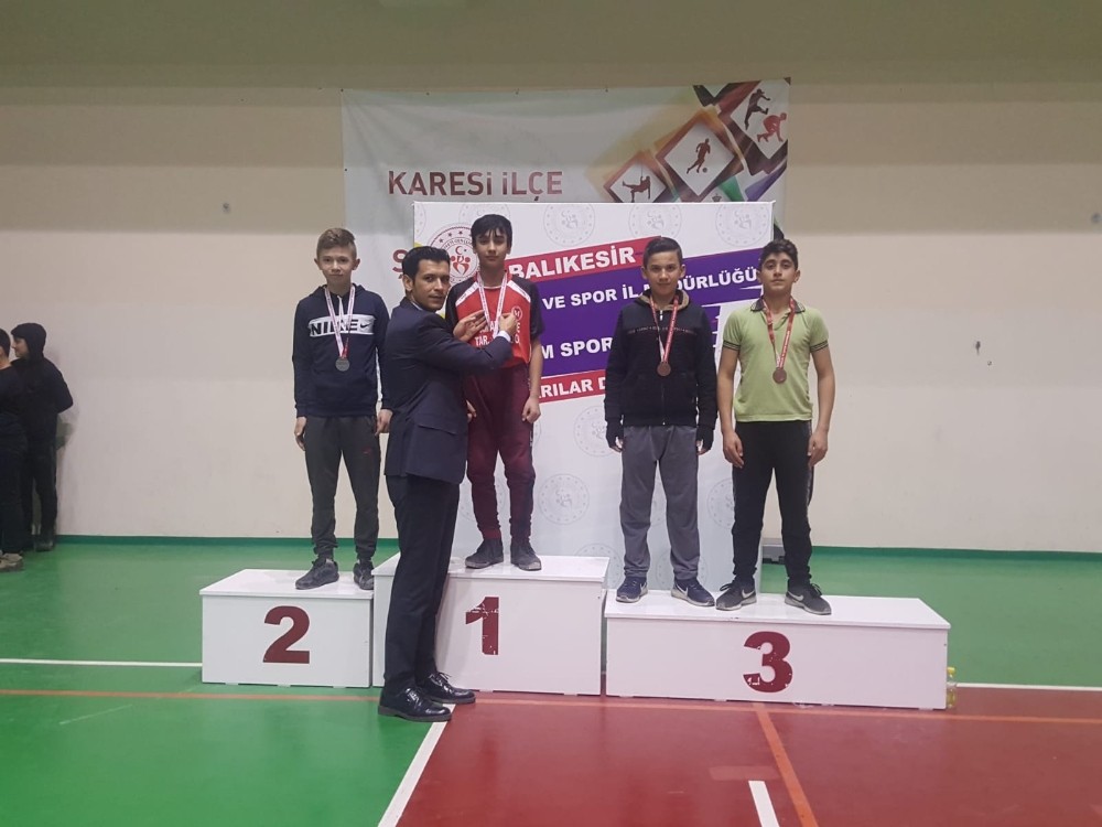 Kepsutlu öğrenciler bilek güreşinde başarılı oldu 