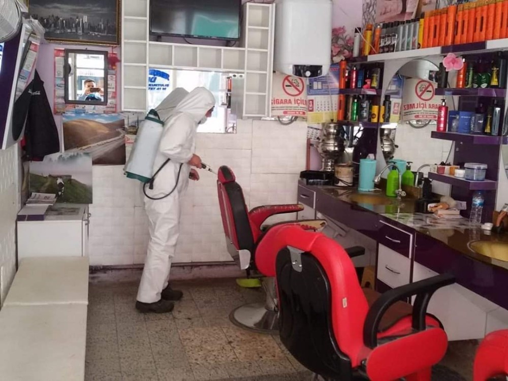 Kepsut’ta berber dükkanları müşterilerine hazır 