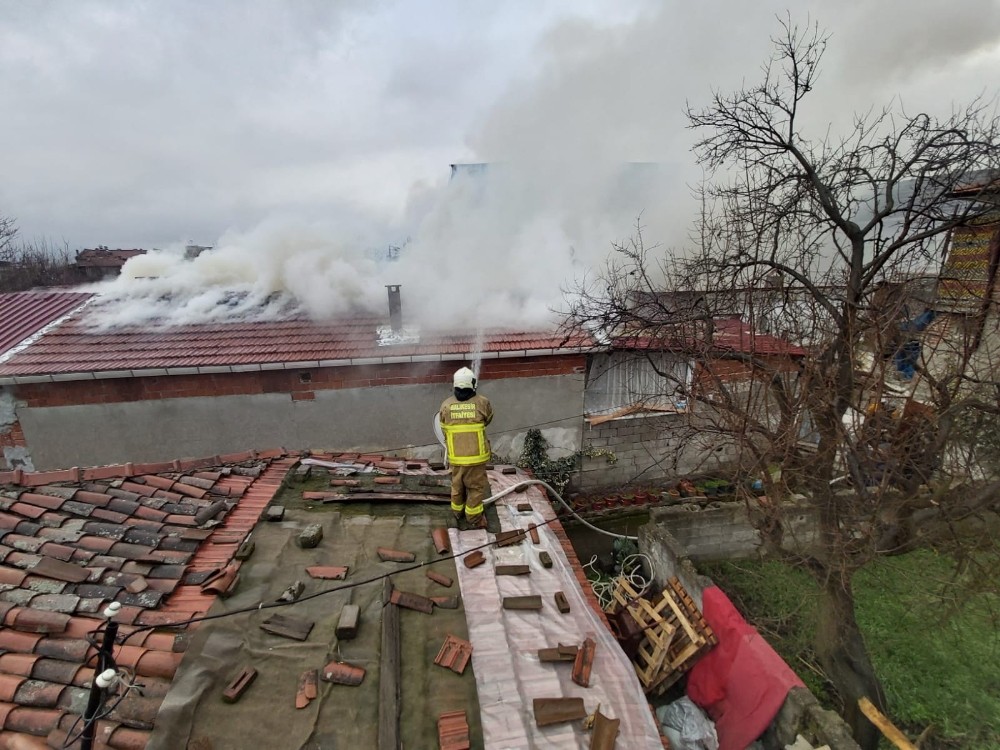 Kepsut’ta çatı yangını korkuttu 