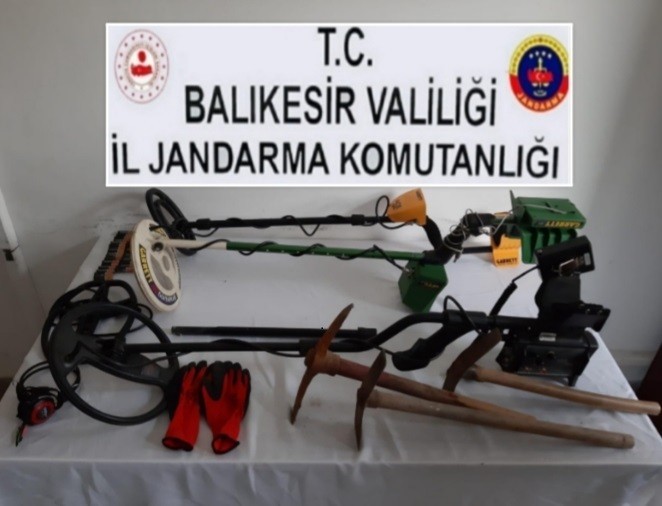 Kepsut’ta kaçak kazı yapan 4 kişi yakalandı 