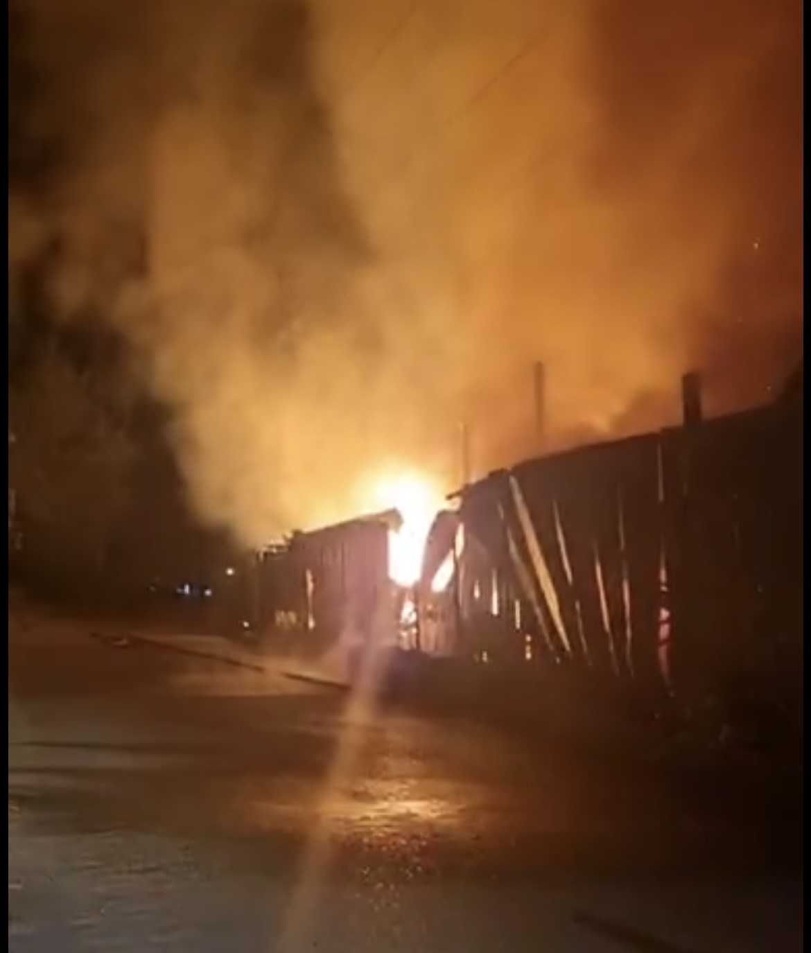 Kereste deposu alev alev yandı