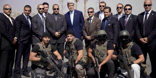 Kerry, katilerle hatıra fotoğrafı çektirmiş
