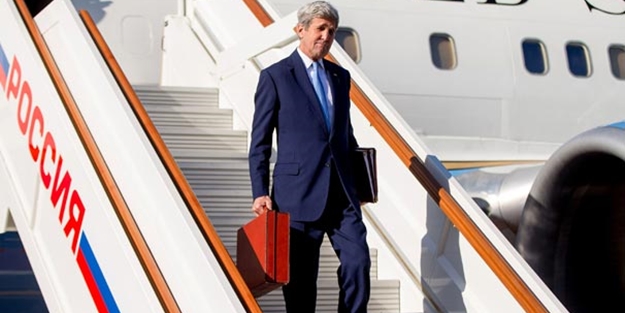 Kerry'nin çantasını gören Putin...