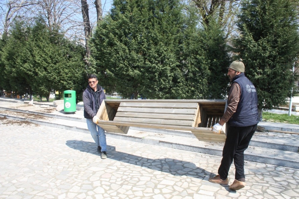 Keşan Belediyesi, meydanda bulunan bankları söktü 