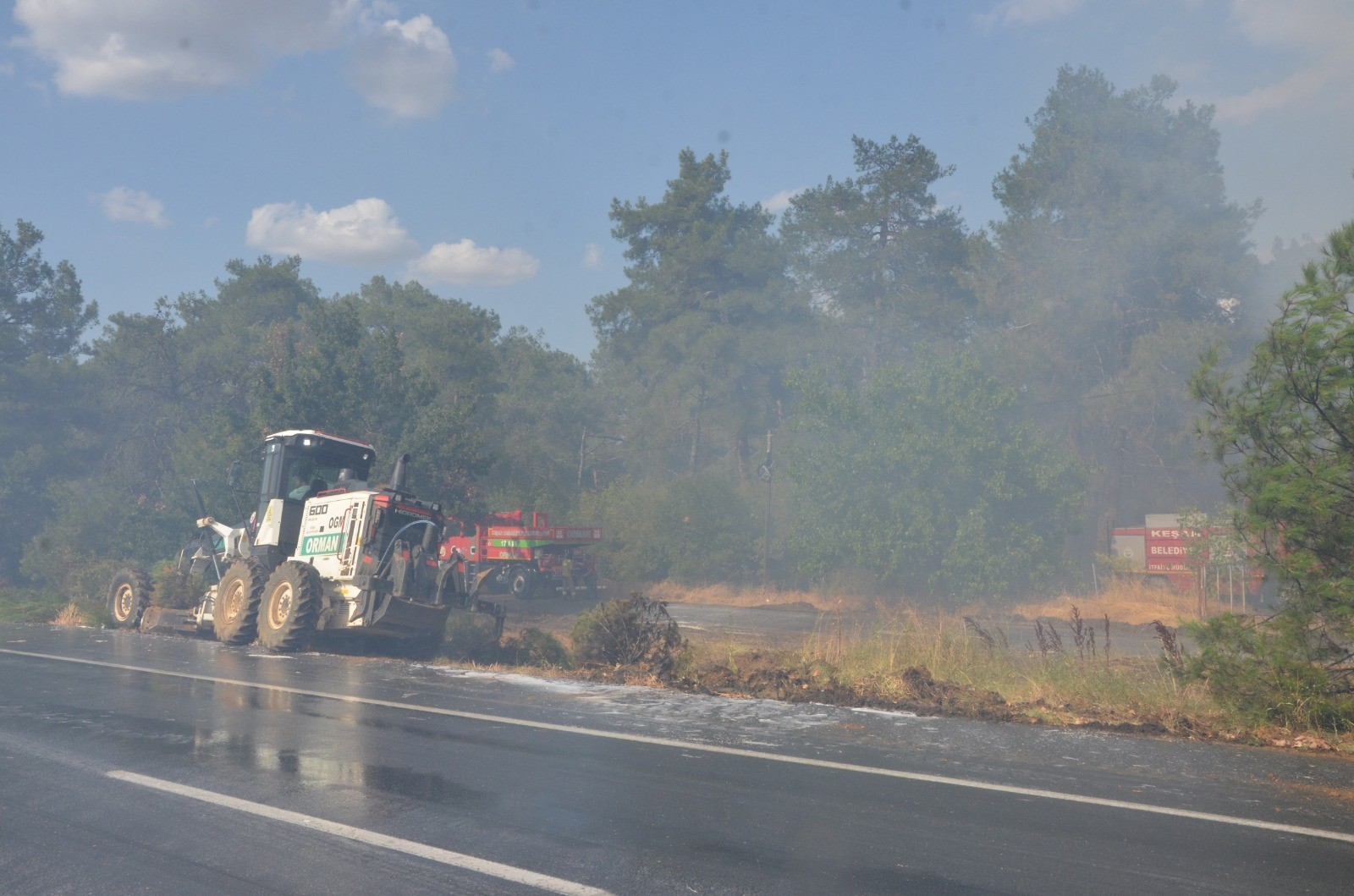 Keşan'da anız yangını akaryakıt istasyonuna metreler kala kontrol altına alındı