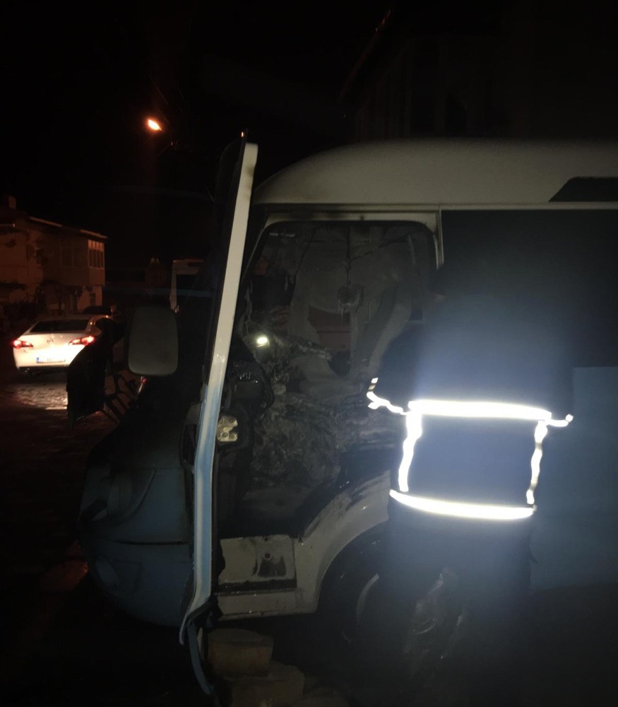 Keşan’da gece yarısı korkutan araç yangını 