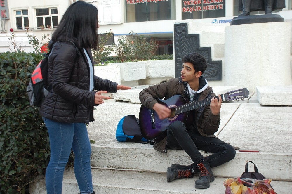 Keşanlı sokak müzisyenleri soğuk havayı şarkıları ile ısıtıyor 
