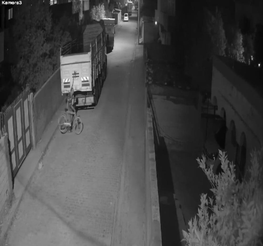 Keşif yapıp bisiklet çalan hırsız güvenlik kamerasına yakalandı 