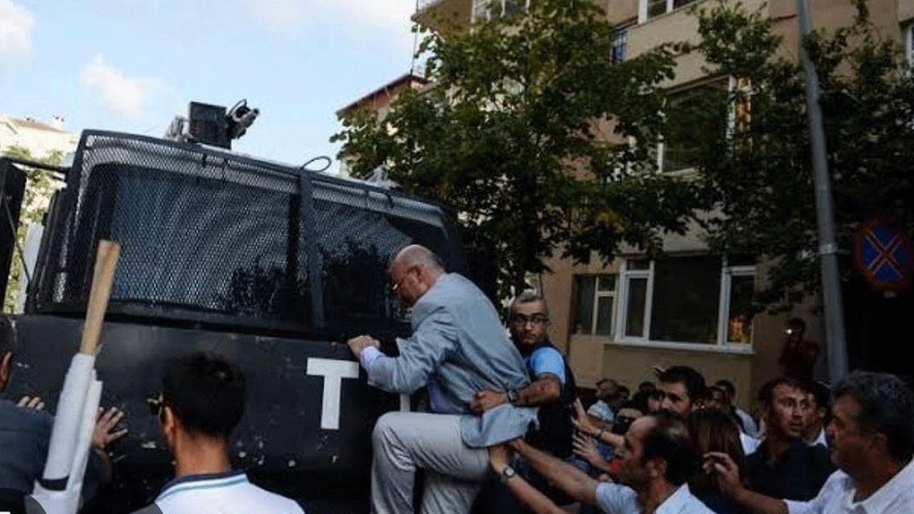 Keşke Türkiye’de de şiddete karşı olsan! TOMA Mahmut devlete akıl verdi!