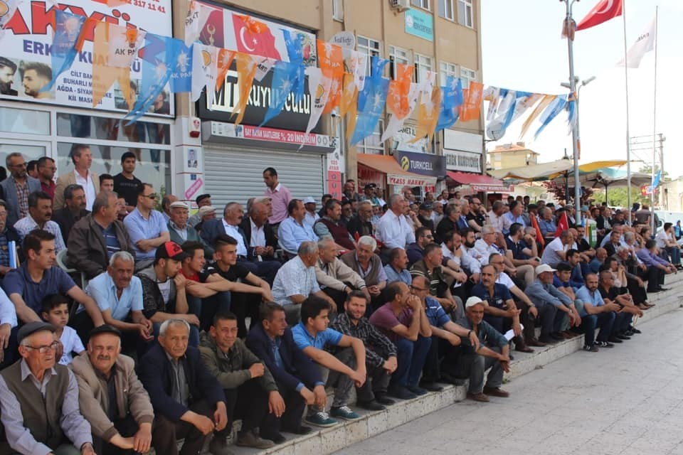 Keskin’de ilçe halkı AK Parti binası önünde toplandı 