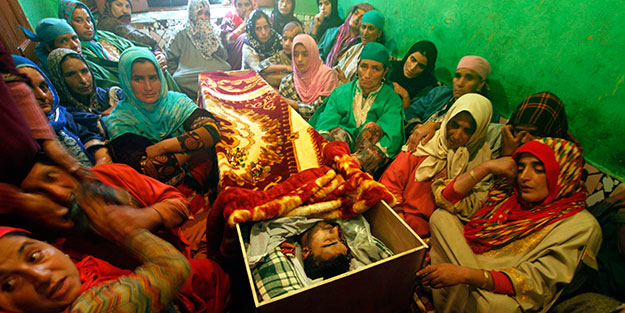 Keşmir şehidini uğurladı