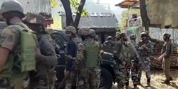 Keşmir'de biri albay 3 Hint subayı öldürüldü