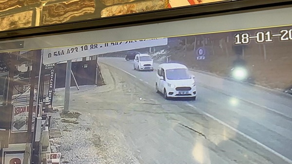 Kestirme olduğu için kullanılıyor! Buradan geçen çarpışan arabaya dönüyor