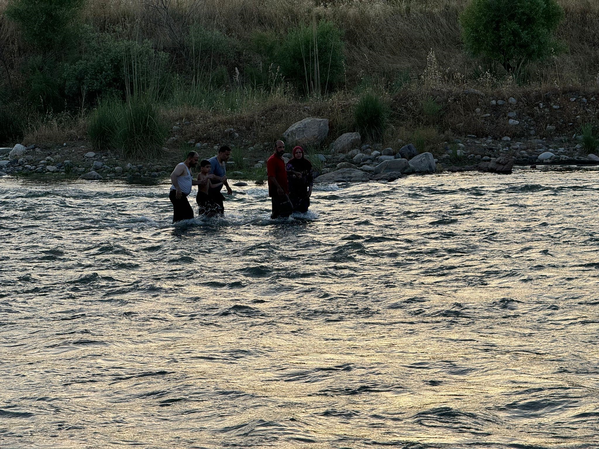 Kezar Çayı'nda mahsur kalan 11 kişi kurtarıldı