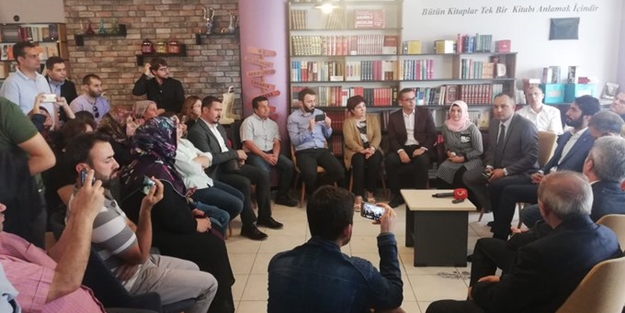 KHK'lılarla yapılan toplantıya baskın yapan polis, Erbakan Özel Sayısı'na el koydu!