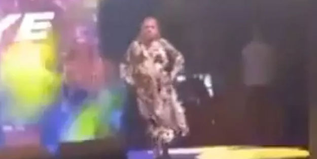 Kibariye sahneden düşüp hastanelik oldu