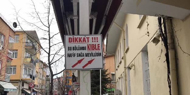 Kıble yönü: Kıblede yaşanan sapmaya tabelalı uyarı