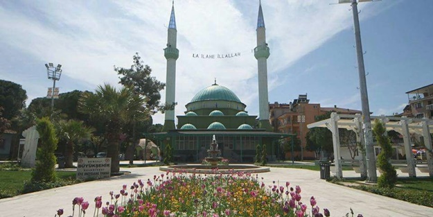 Kıblesi yanlış cami yıkıldı