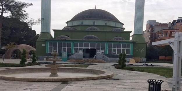 Kıblesinde 45 derece sapma olan cami yıkıldı