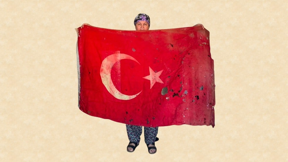 Kıbrıs Barış Harekâtı’nda Mehmetçik kullanmıştı! Türk bayrağını 36 yıldır sandığında saklıyor