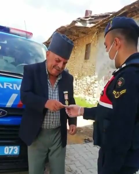Kıbrıs Gazisi emekli maaşından 500 TL’yi kampanyaya bağışladı 