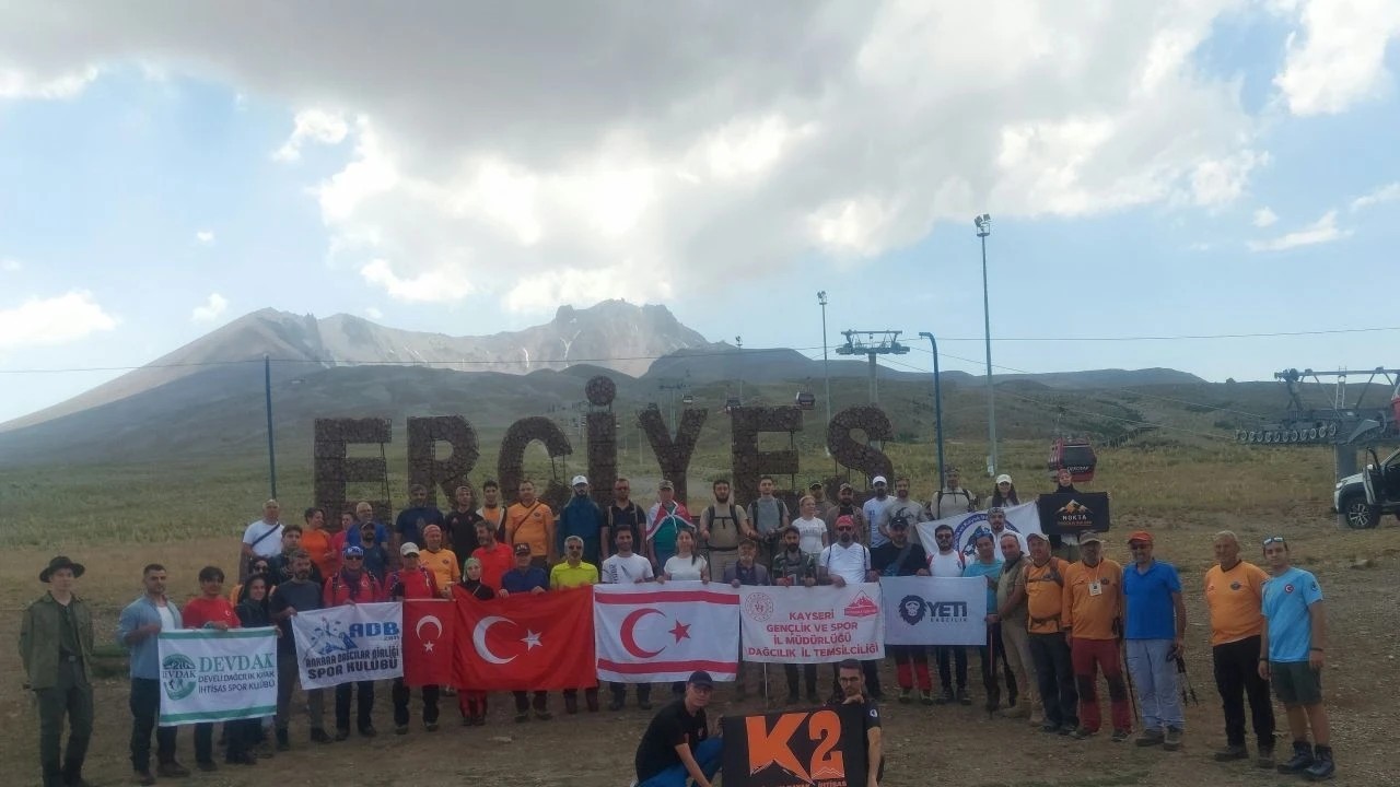Kıbrıs şehitlerini anmak için Erciyes’in zirvesine tırmandılar