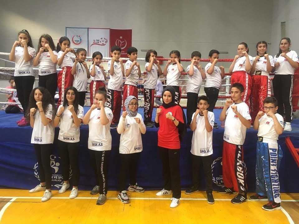 Kick Boks şampiyonasında 28 sporcu madalya aldı 