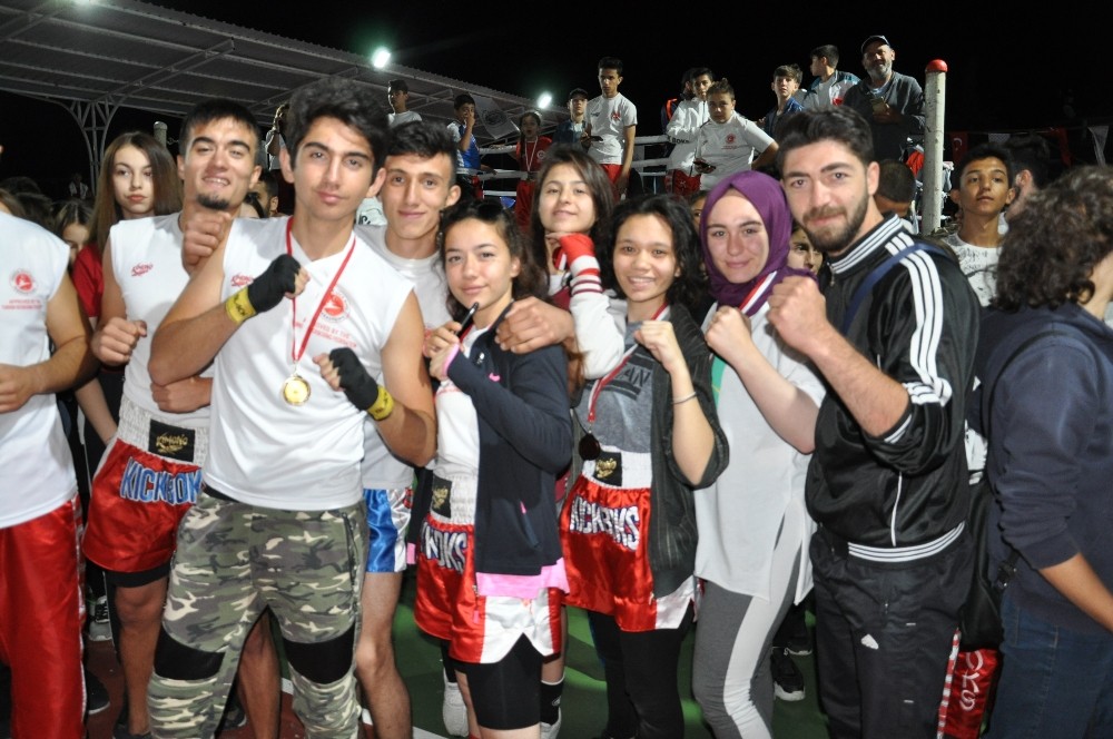 Kick Boks sporcularının madalya sevinci 