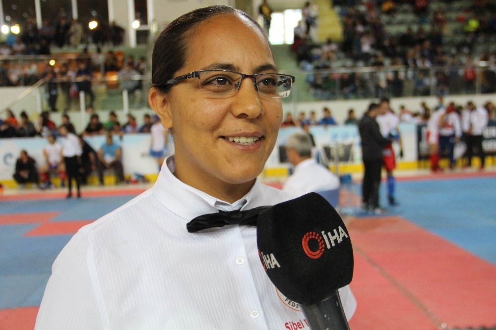 Kick Boks Türkiye şampiyonasına kadın hakemler damgasını vurdu 