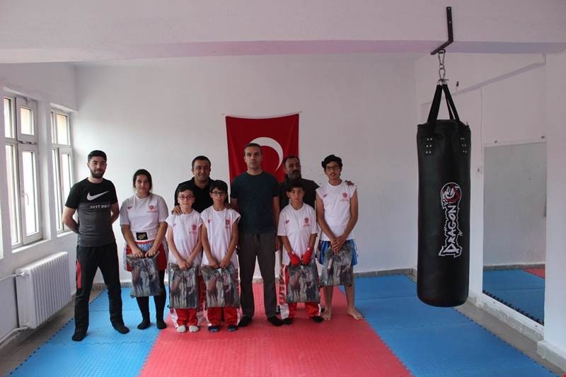 Kick Boks’ta başarılı olan öğrenciler ödüllendirildi 