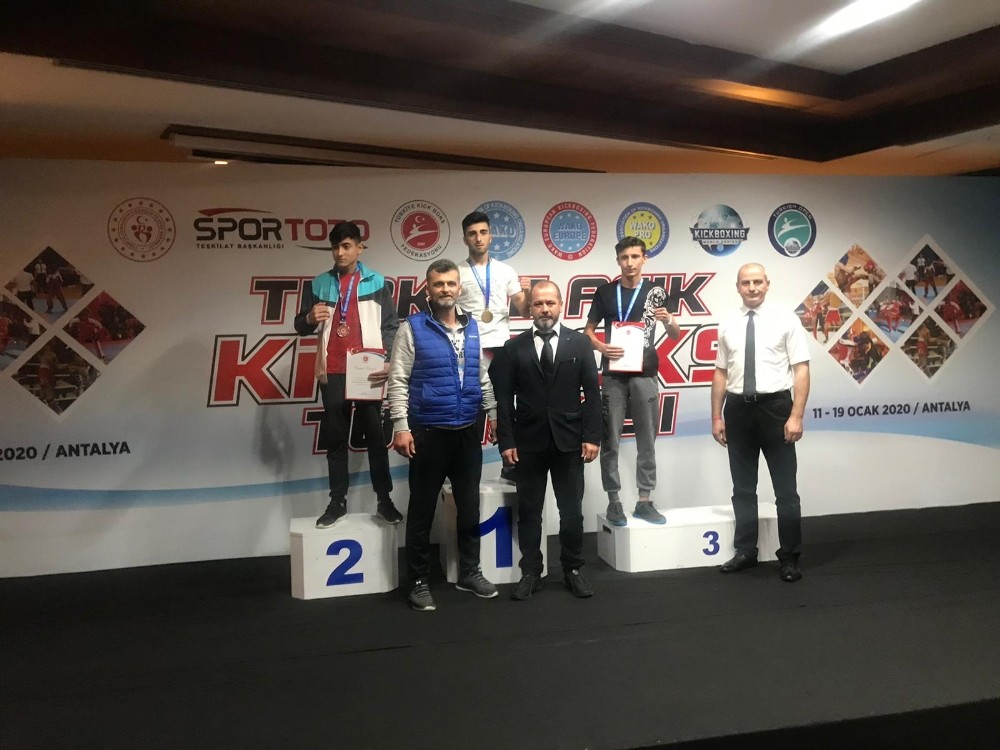 Kickboks’ta şampiyon oldular 