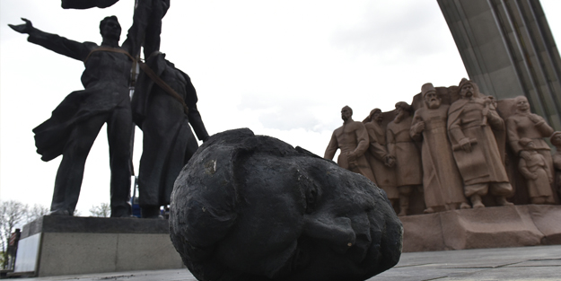 Kiev’de bulunan Rusya-Ukrayna Dostluk Anıtı yıkıldı