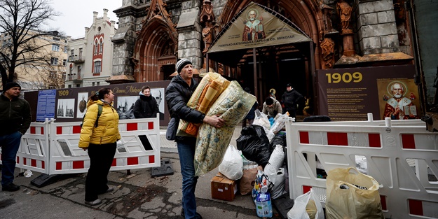 Kiev'de halk, insani yardım topluyor