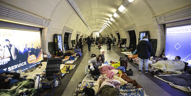 Kiev'de insanlık dramı yaşanıyor! Sivillerin içler acısı hali dünya basınına yansıdı