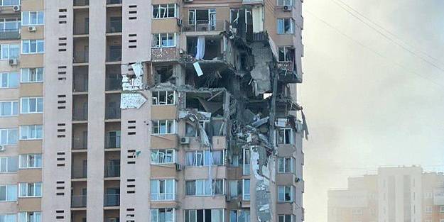 Kiev'de sivillerin yaşadığı apartman böyle vuruldu