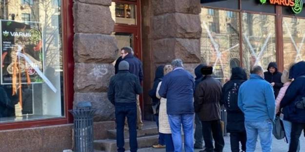 Kiev'de sokağa çıkma yasağı bitti! Halk marketlere akın etti