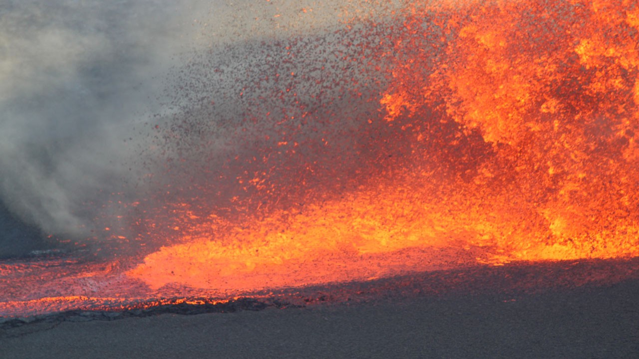 Kilauea yanardağı patladı! Lavlar 30 metreye yükseldi