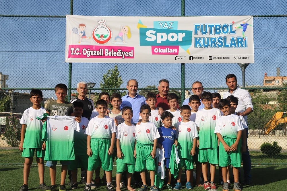 Kılıç çocuklara forma dağıttı 