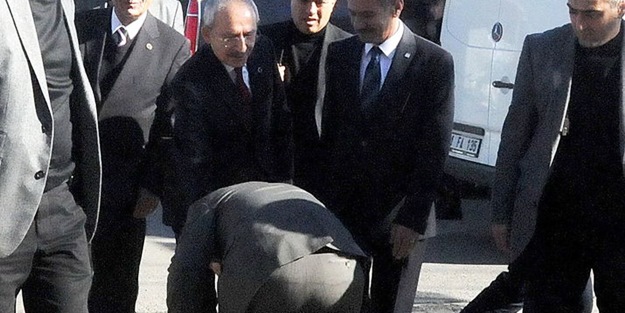 Kılıçdaroğlu Adana'da el öptürdü