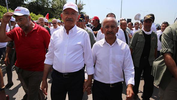 Kılıçdaroğlu, benzerini elinden tutup yürüttü!