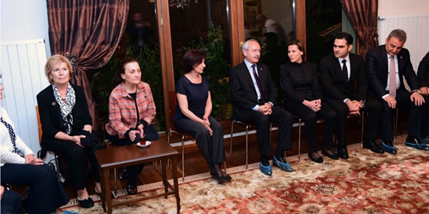 Kılıçdaroğlu eve galoşla girdi sosyal medya karıştı