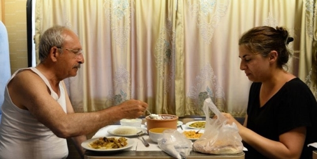 'Siyaset için soyundu!'