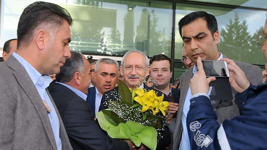 Kılıçdaroğlu İzmir'de lösemili genci ziyaret etti