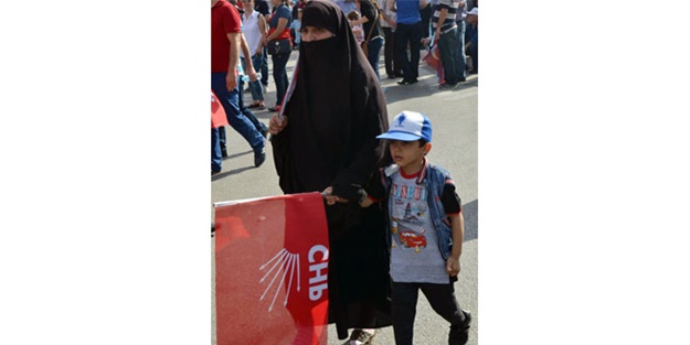 CHP mitinginde ilginç fotoğraf