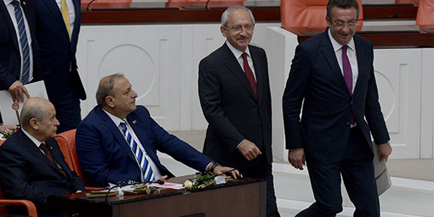 Kılıçdaroğlu yemin etmeye giderken CHP'liler...