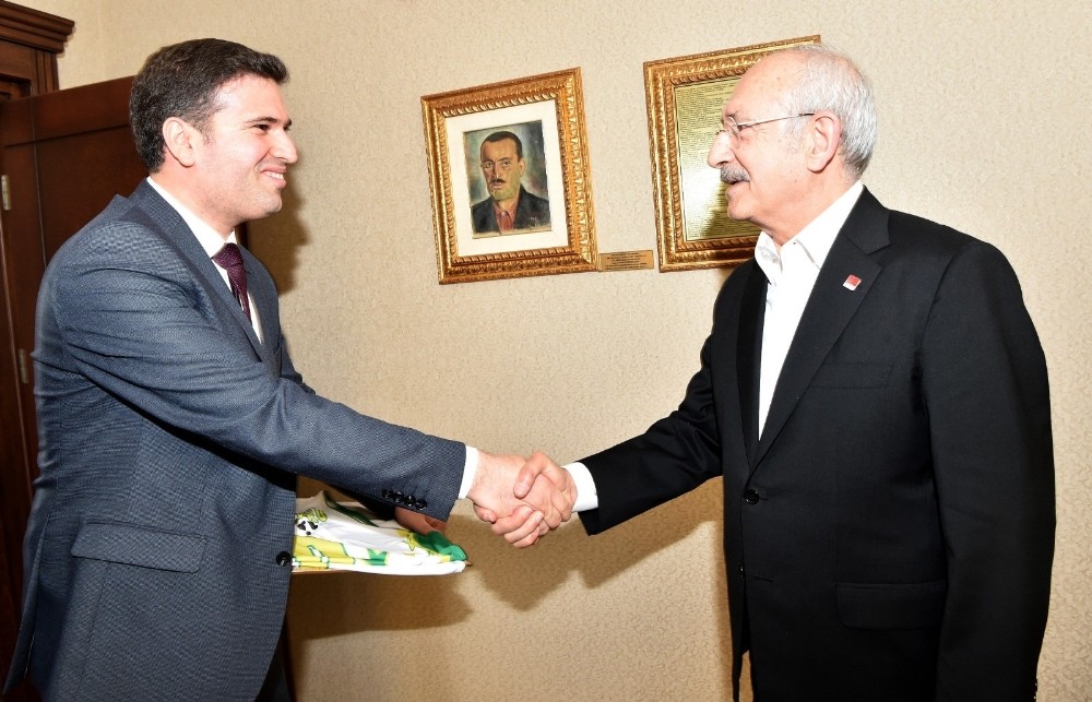 Kılıçdaroğlu’na Edremit Gürespor forması hediye edildi 