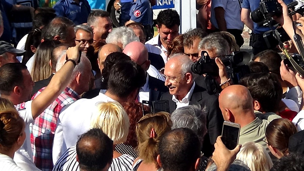 Kılıçdaroğlu’na Edremit’te zeytinyağı ve zeytin ağacı hediye edildi 