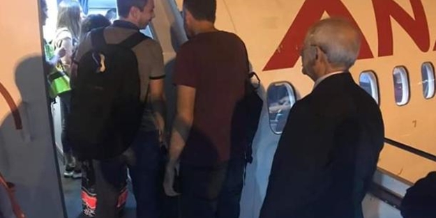 Kılıçdaroğlu'ndan 'tarifeli uçak kullanıyorum' pozu