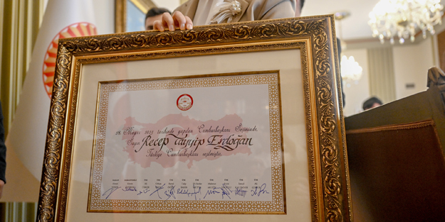 Kılıçdaroğlu'nu yıkacak kareler! YSK Başkanı Cumhurbaşkanı Erdoğan'ın mazbatasını teslim etti